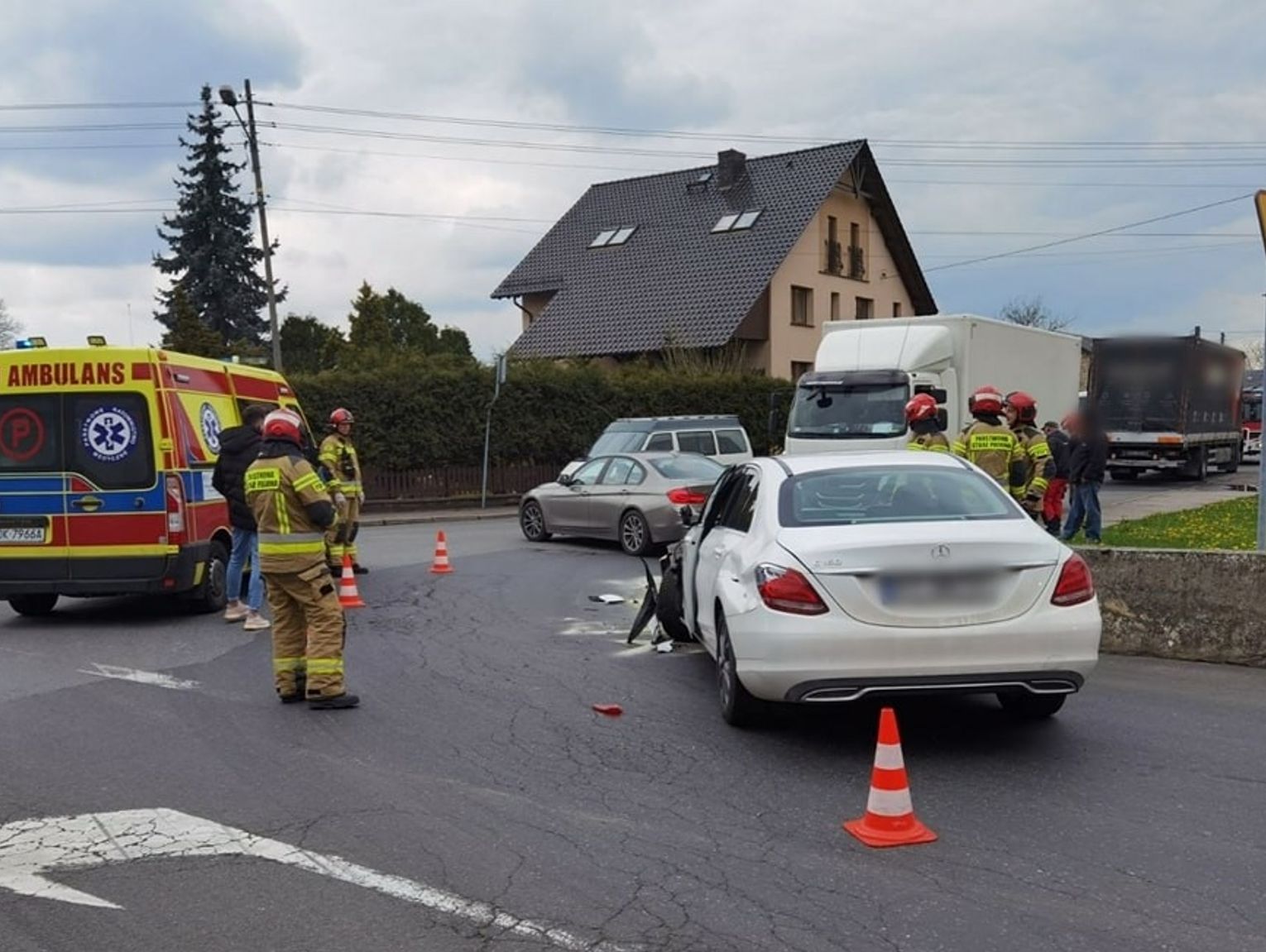 Wypadek w Ujeździe Zderzenie samochodu ciężarowego i osobówki na DK 40