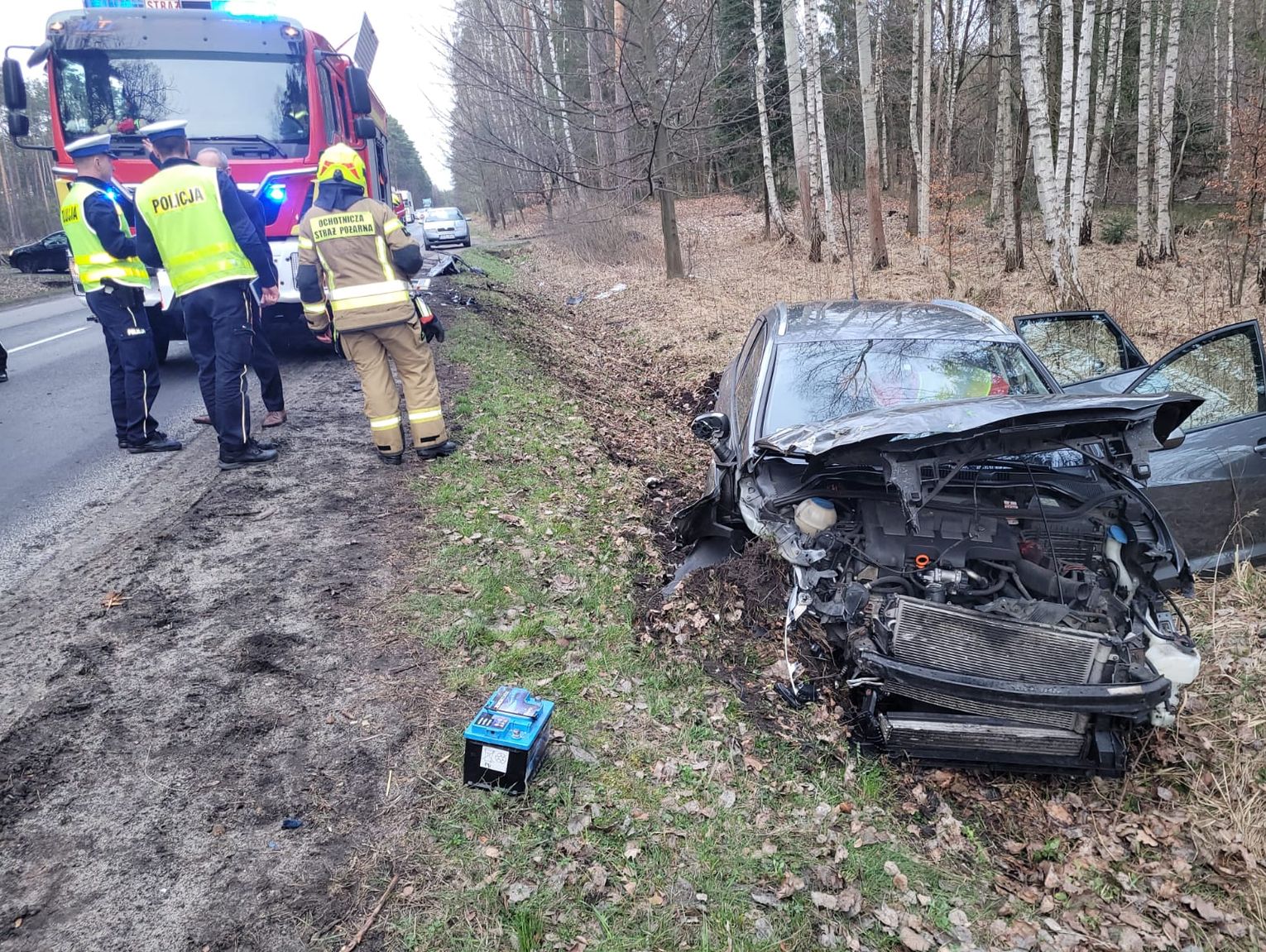 Wypadek Pod Zawadzkiem Jeden Samoch D Rozbity Na Drodze Drugi W Rowie