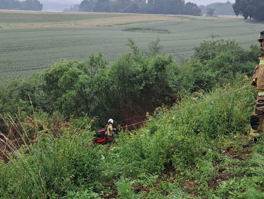 Samochód spadł z 20-metrowej skarpy w Górze św. Anny. Podróżował nim 80-latek