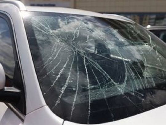 23-letni wandal rzucał betonowymi płytami w auta. Do tego dopuścił się kradzieży