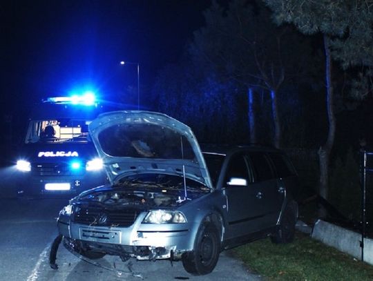 26-latek uderzył w ogrodzenie posesji w Piotrówce. Wydmuchał ponad promil