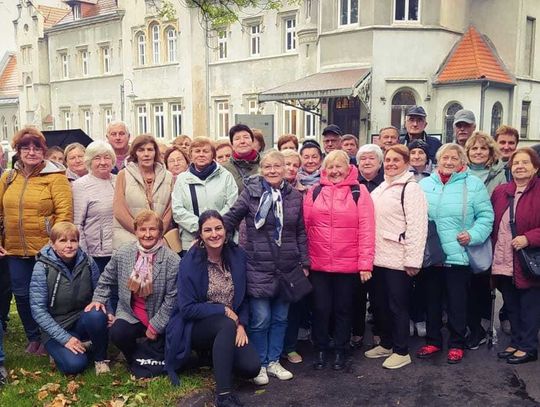 Seniorzy z gminy Ujazd na wycieczce. Odwiedzili urokliwy pałac i nie tylko