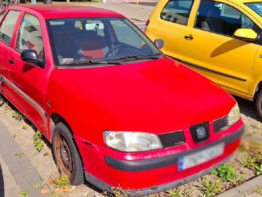 Porzucone auta zajmują parkingi. Urzędnicy i policja walczą z problemem