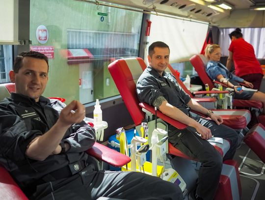 Strzelce Opolskie. Mundurowi i mieszkańcy dzielili się najcenniejszym darem