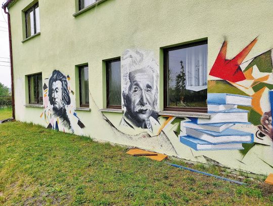 Albert Einstein i Adam Mickiewicz zamiast bohomazów na bibliotece w Zawadzkiem