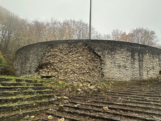 Amfiteatr na Górze św. Anny zamienia się w ruinę. Czy doczeka się remontu?