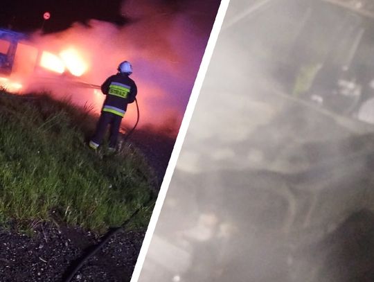 Auto w płomieniach w rejonie DK40, nieopodal Ujazdu fotografia wypalonego auta