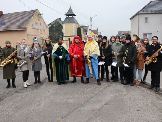 Barwny pochód przemaszerował przez Rozmierkę z okazji święta Trzech Króli