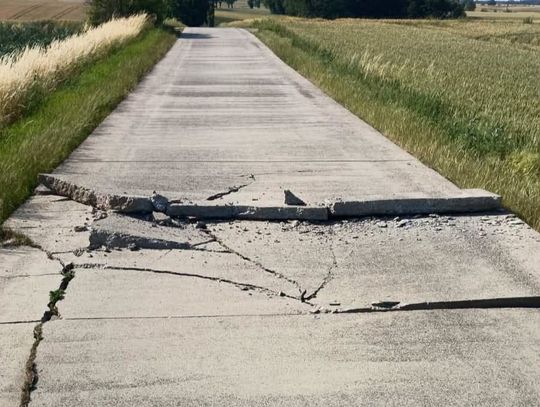 „Betonówka” w gminie Ujazd zamknięta. Płyty się wypiętrzyły i popękały