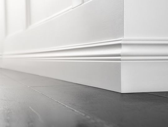 Białe listwy przypodłogowe – must have nowoczesnego salonu Białe listwy przypodłogowe – must have nowoczesnego salonu