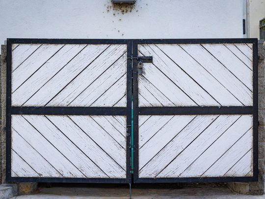 Brama przesuwna czy dwuskrzydłowa – jak dobrać odpowiedni napęd do rodzaju wjazdu?