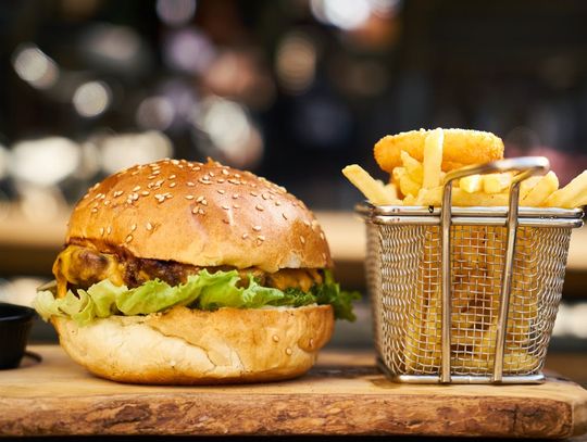 Burger w stylu hawajskim - poznaj hit sezonu!