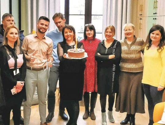 Był tort, kwiaty i życzenia. Miejska biblioteka w Strzelcach Opolskich od roku działa w nowym miejscu