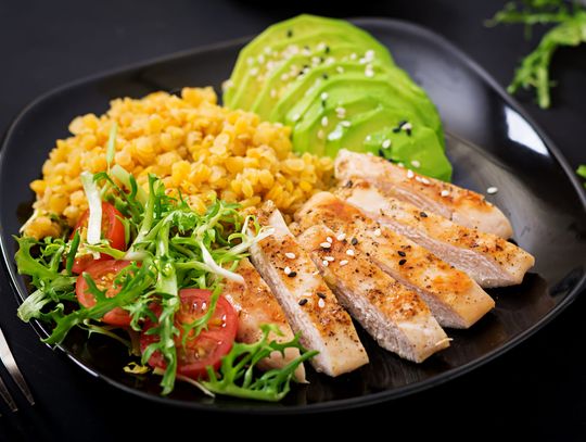 Catering dietetyczny a zdrowie jelit - jak dieta wpływa na mikrobiom?