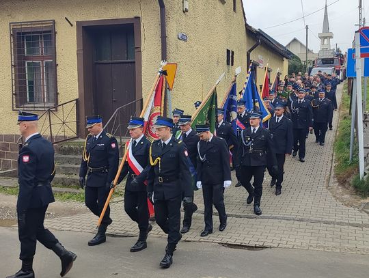 Tłumy żegnały zmarłego Edwarda Kunce ze Starego Ujazdu, strażaka i społecznika