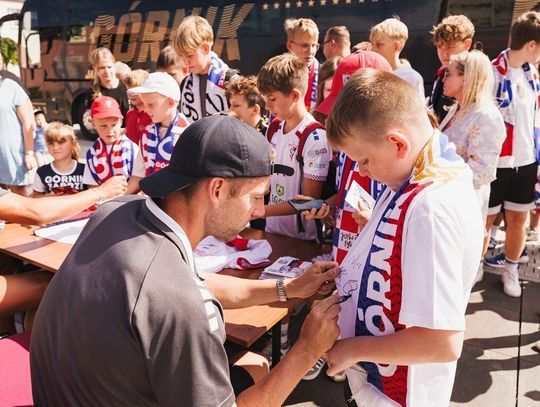 Piłkarze Górnika Zabrze przyjechali do Ujazdu. W gminie kibicują klubowi od lat