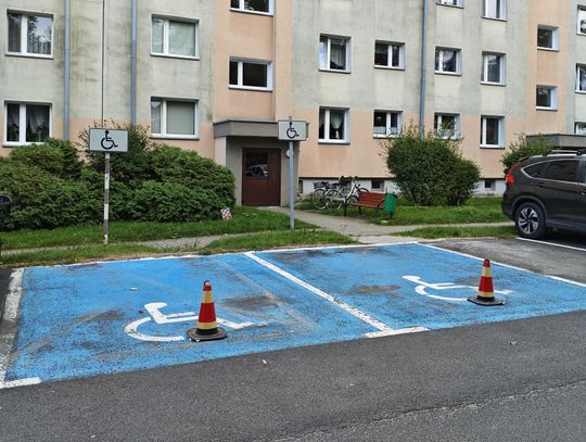 Pachołki blokują miejsca parkingowe. Nie ma na to zgody