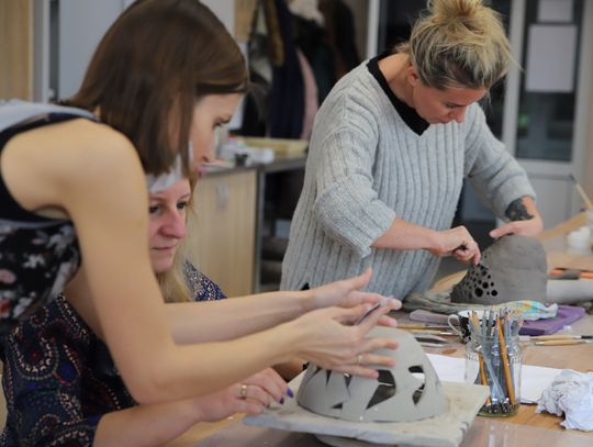 Ceramiczna odskocznia od codzienności. Na tych warsztatach w SOK powstają niezwykłe prace