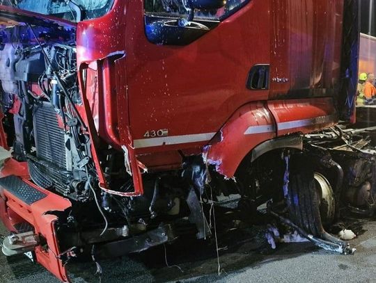 Ciężarówka z meblami zapaliła się na autostradzie. Wcześniej uderzyła w barierki