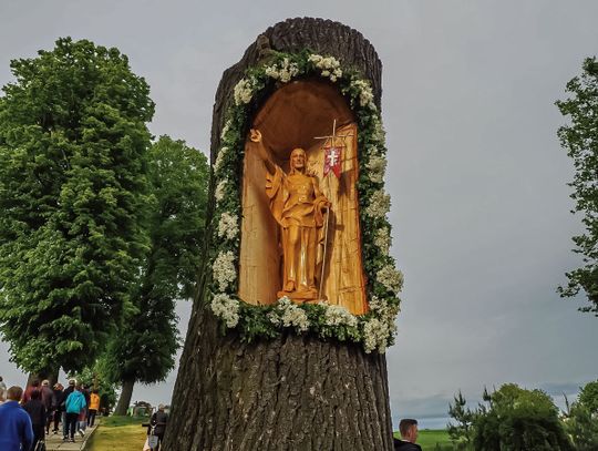 Cmentarz z nową figurą