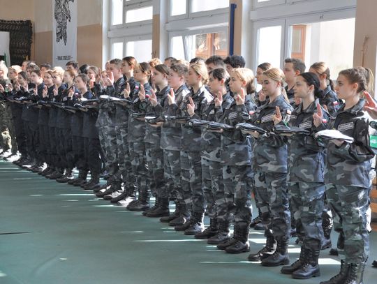 Coraz więcej dziewczyn w klasach mundurowych CKZiU. Tak wyglądało ślubowanie