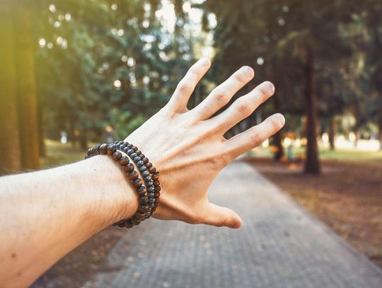 Czerwona bransoletka – symbol ochrony, intencji i osobistego znaczenia