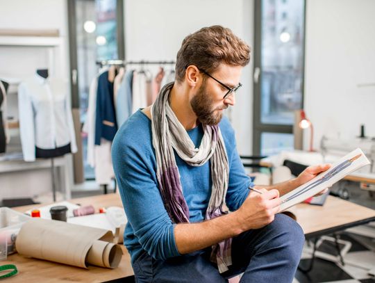 Czy warto zapisać się na studia z projektowania ubrań?