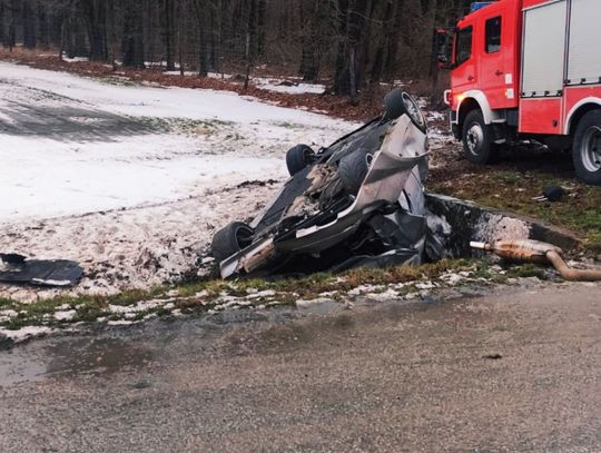 Dachowanie na krajówce w Błotnicy Strzeleckiej. Wszyscy uczestnicy zdarzenia trafili do szpitala