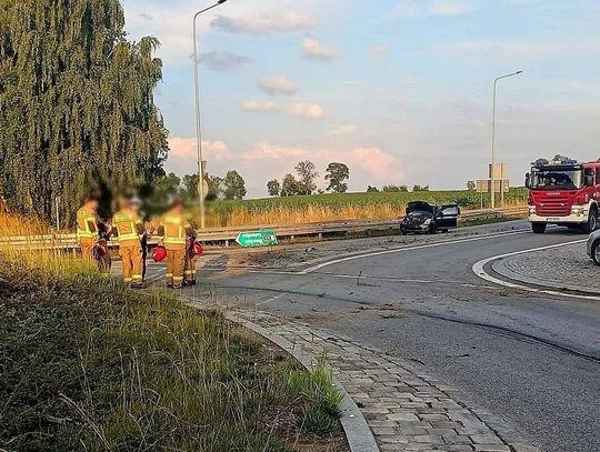 Dachowanie na rondzie w Strzelcach Opolskich. Trzy osoby w szpitalu, w tym dziecko