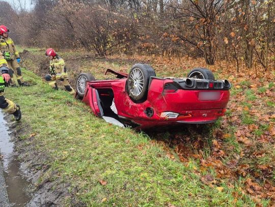 Dachowanie na trasie Rożniątów - Kalinów. Kierowca zabrany do szpitala