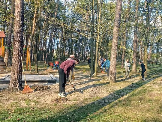 Mieszkańcy Jemielnicy sprzątali place zabaw. Wystarczyły dwie godziny
