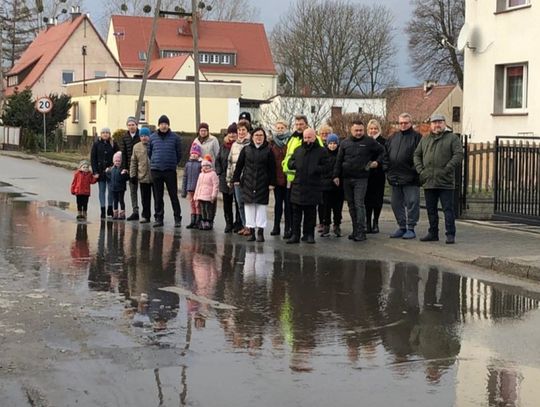 Mieszkańcy Dziewkowic od lat czekają na remont tej drogi. Mają dość obietnic