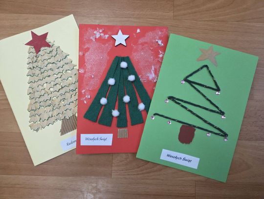 Uczniowie ZSS w Zawadzkiem z nagrodami za kartki świąteczne