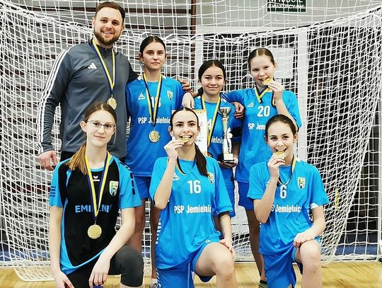 Piłkarskie sukcesy uczennic z gminy Jemielnica. Popisały się w województwie