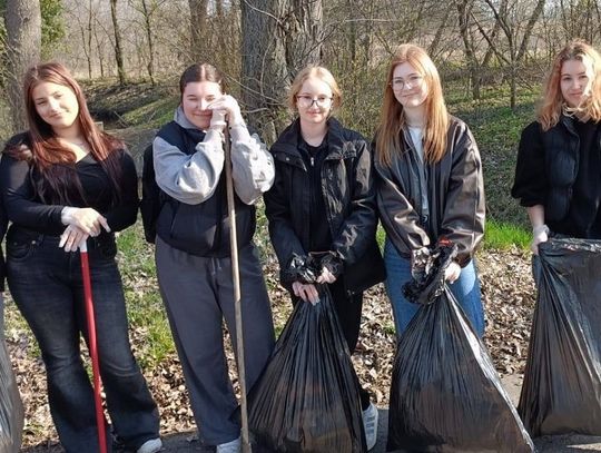 Młodzież i działkowcy posprzątali Rybaczówkę. Zebrano ponad 200 kg odpadów