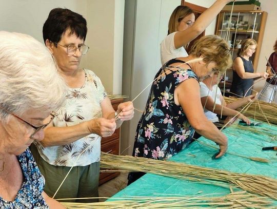 Tworzą koronę, uczą się i wyjeżdżają. Seniorzy z Szymiszowa-Osiedla nie próżnują