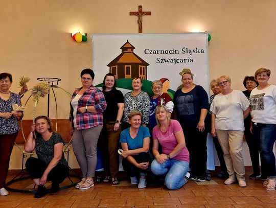 Prace przy koronie dożynkowej łączą mieszkańców Czarnocina