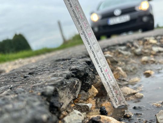 Jezdnia jak szwajcarski ser. "Zawieszenie siada przy takich drogach"