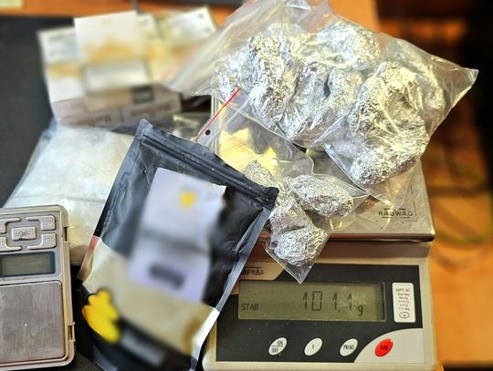 Młody mieszkaniec powiatu wpadł na ulicy. Miał ponad 200 gramów narkotyków
