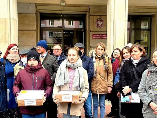 Delegacja mniejszości niemieckiej złożyła petycję w ministerstwie. Podpisało je ponad 13 tys. osób