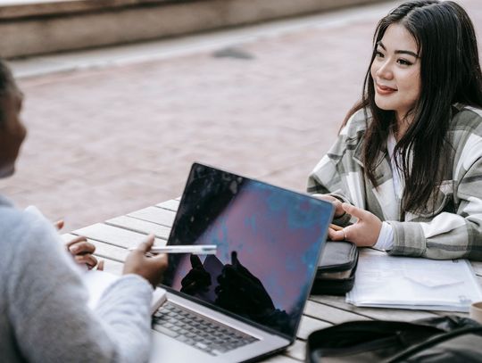 Dlaczego wybór pierwszej pracy jest tak ważny? Kluczowe porady dla początkujących