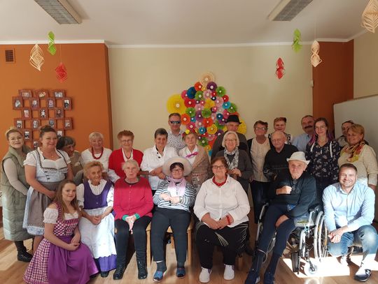 Seniorzy z Niezdrowic bawili się podczas imprezy rodem z Bawarii