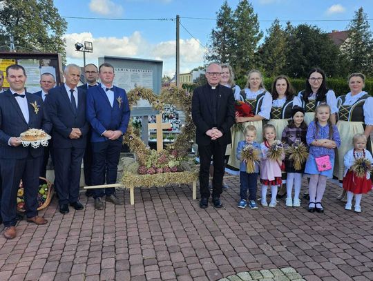 Dożynki w parafii Izbicko. Poświęcono dary i  żniwną koronę