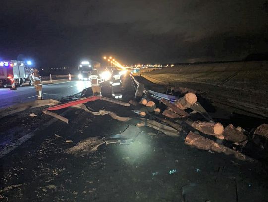 Drewno rozsypało się na autostradę A4