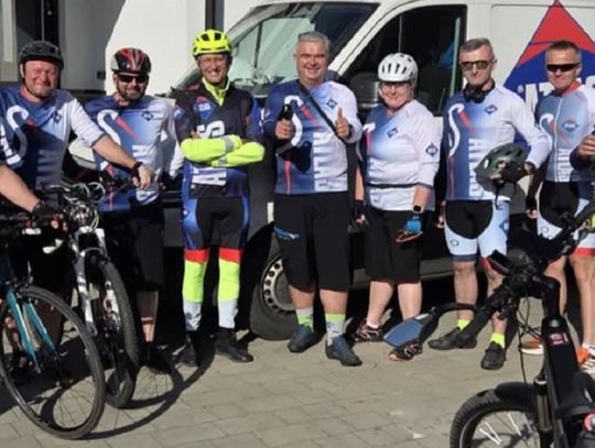 Dyrektor z Zawadzkiego z ekipą wsiedli na rowery. Znów szczytny cel