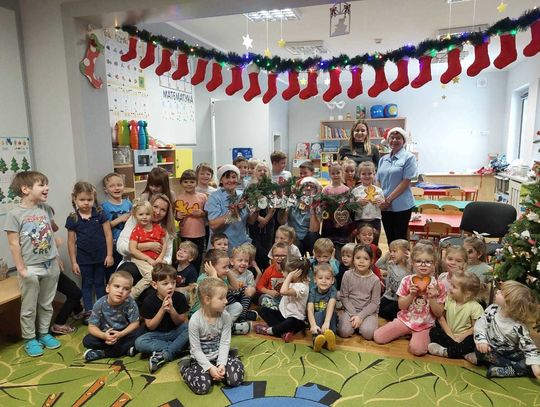 Dzieci nauczyły się dekorować pierniczki i robić stroiki