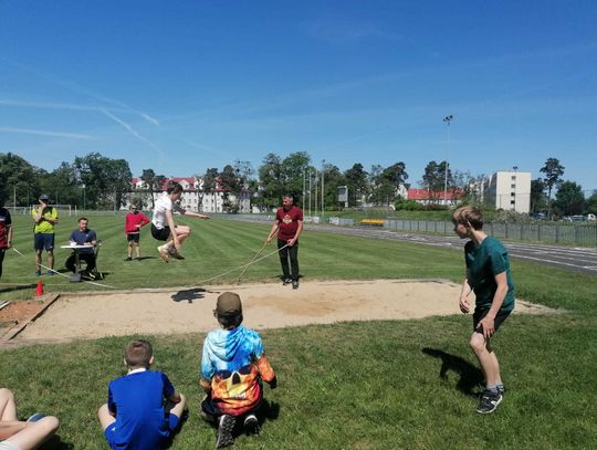 Lekkoatletyczne zawody w Strzelcach Opolskich z udziałem około 200 dzieci