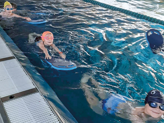 Dzieci z gminy Kolonowskie uczyły się pływać podczas bezpłatnych lekcji
