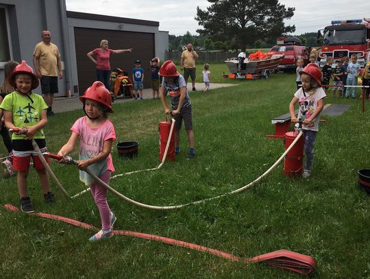 Dzieci ze Staniszcz Wielkich z wizytą u strażaków. Nie obyło się bez lania wody