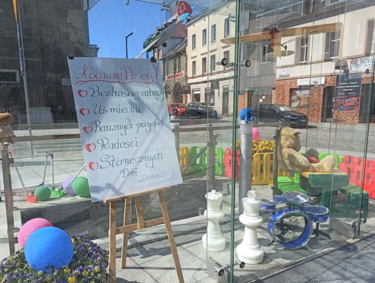 Dzień Dziecka 2022. W szklanych domach w Strzelcach Opolskich pojawiły się zabawki